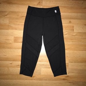 Neve Sara Capri In Black